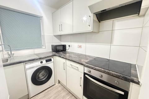 3 bedroom flat to rent, Pinn Close, Uxbridge