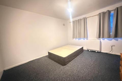 3 bedroom flat to rent, Pinn Close, Uxbridge
