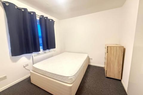 3 bedroom flat to rent, Pinn Close, Uxbridge
