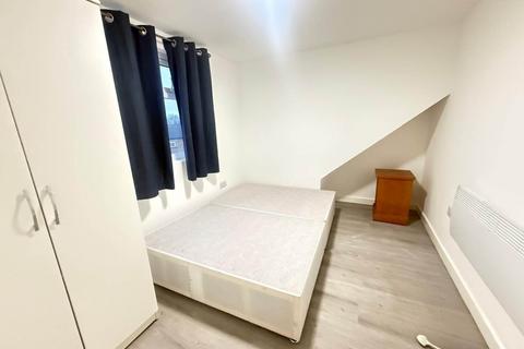 3 bedroom flat to rent, Pinn Close, Uxbridge