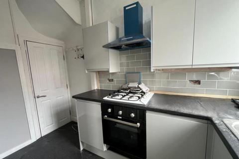 2 bedroom terraced house to rent, Strathmore Avenue, LEEDS