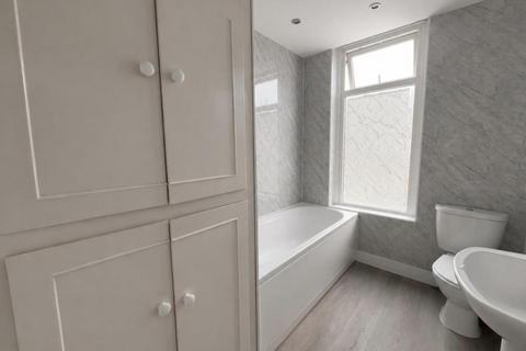 2 bedroom terraced house to rent, Strathmore Avenue, LEEDS