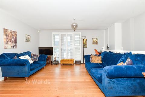 2 bedroom coach house for sale, Alisander Close, Snodland, Kent