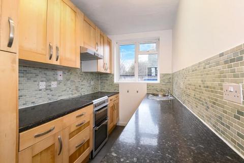 2 bedroom flat to rent, Effingham Court, Constitution Hill, GU22