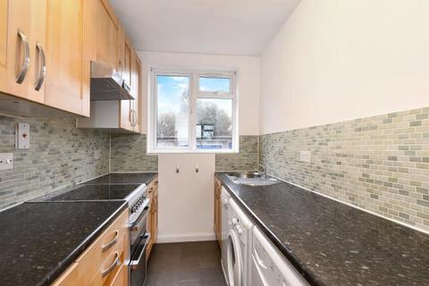 2 bedroom flat to rent, Effingham Court, Constitution Hill, GU22