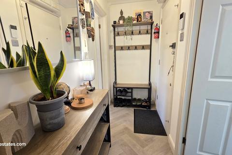 1 bedroom flat for sale, Clarence Close, NEW BARNET EN4 8AD