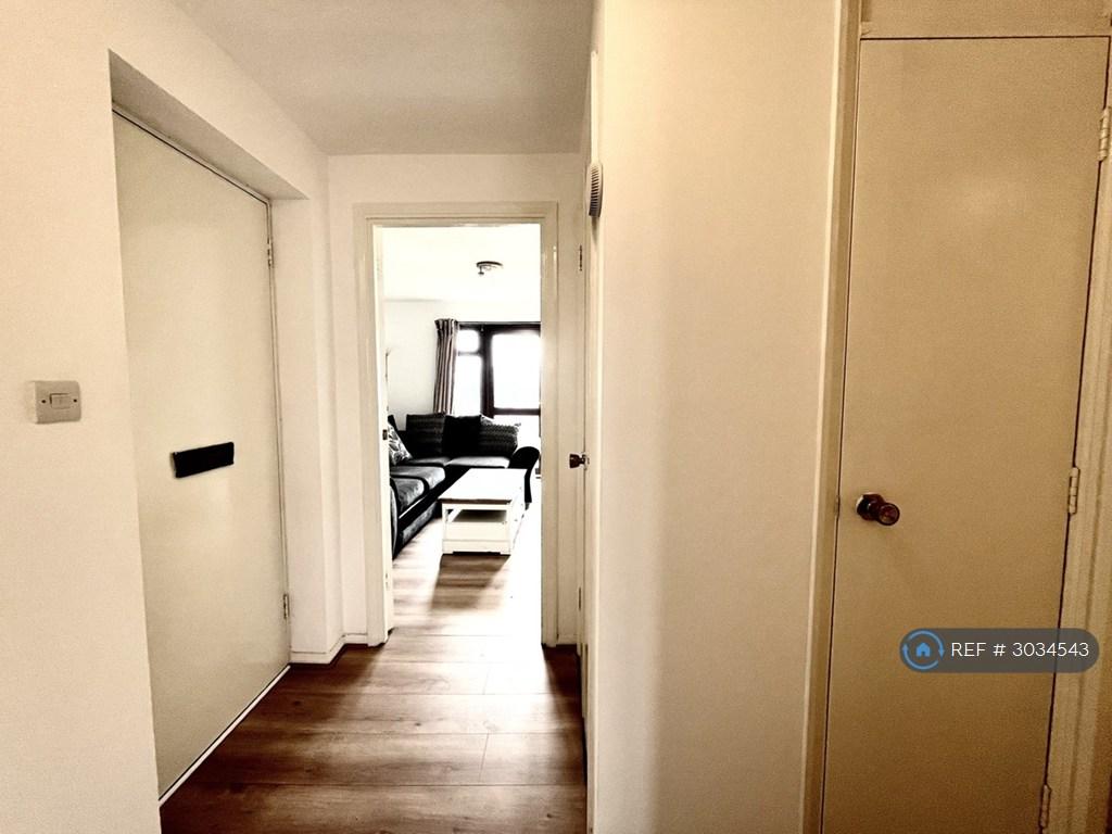 Apartment in Waltham Cross - View 5