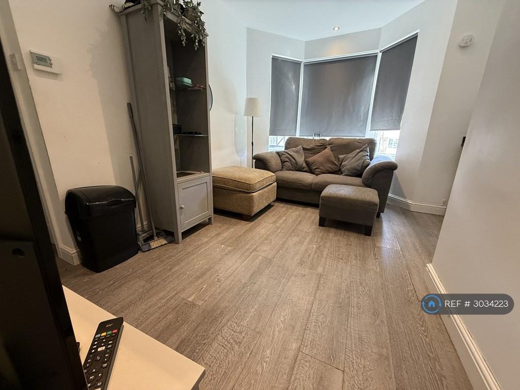 Apartment in Wallington - View 2