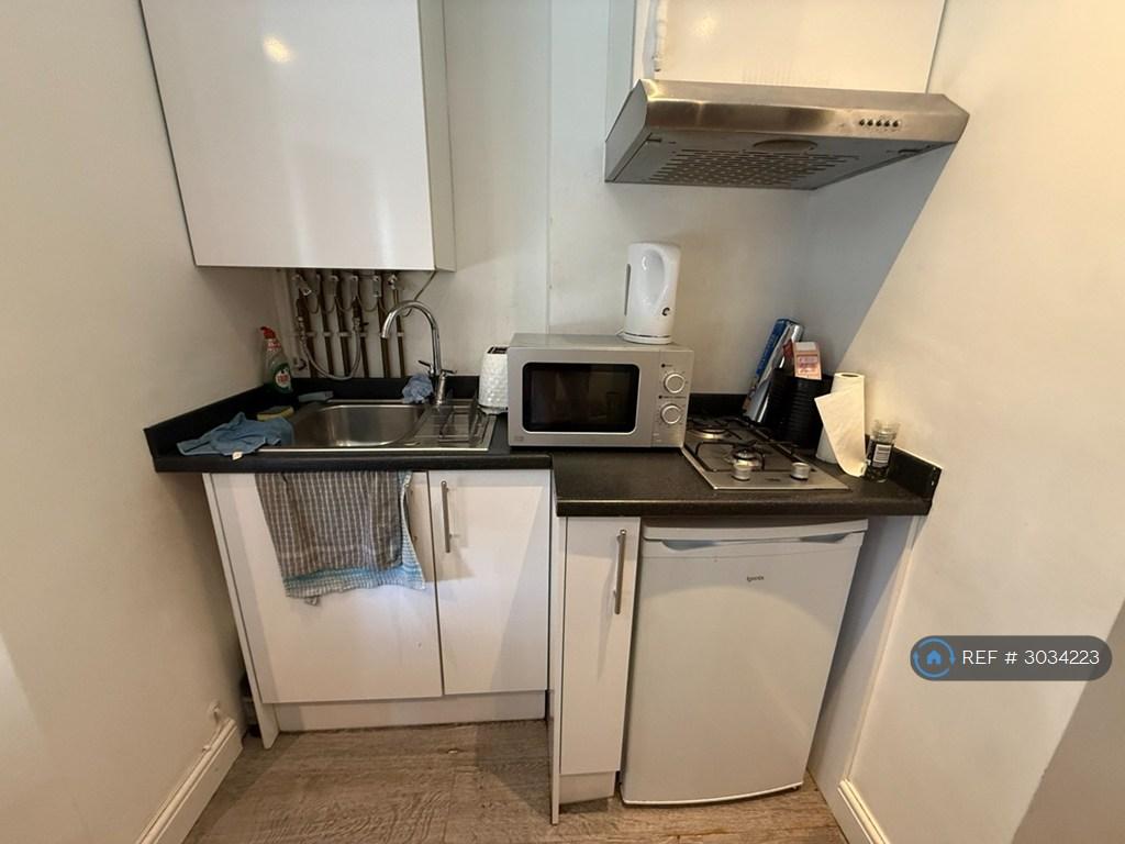 Apartment in Wallington - View 4