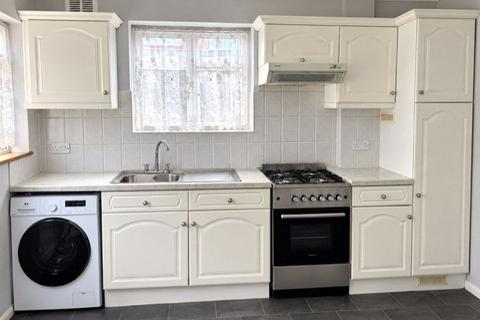 3 bedroom semi-detached house to rent, East Road, West Drayton, UB7