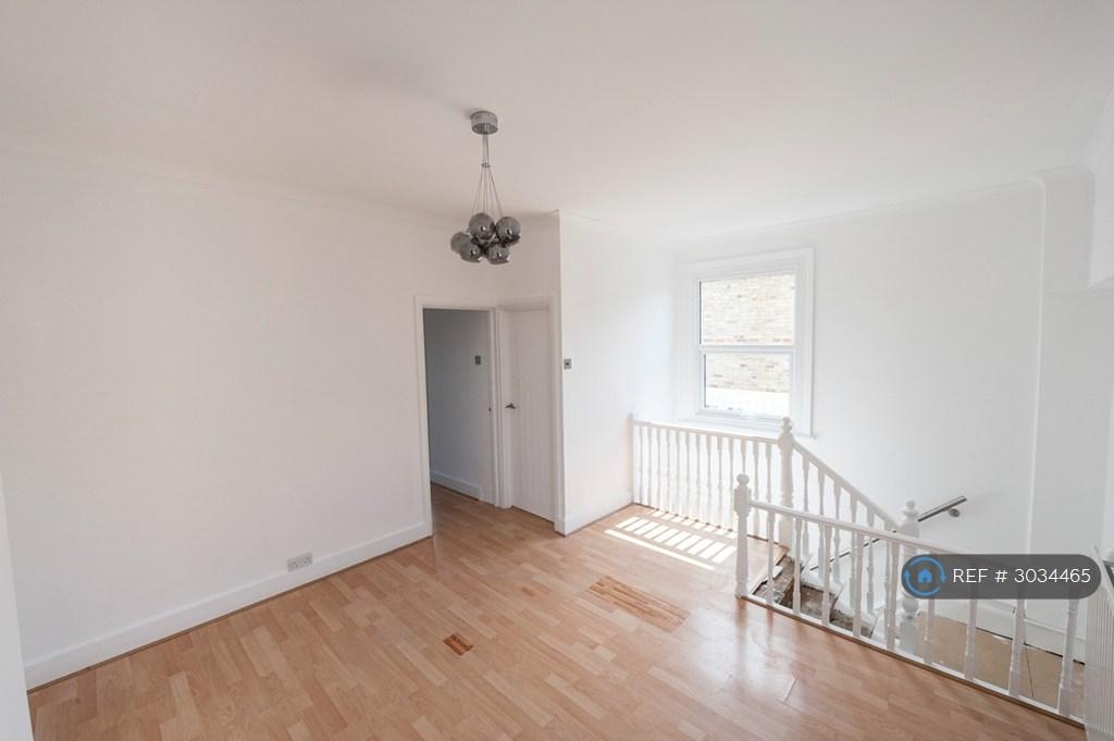 Apartment in Worcester Park - View 4