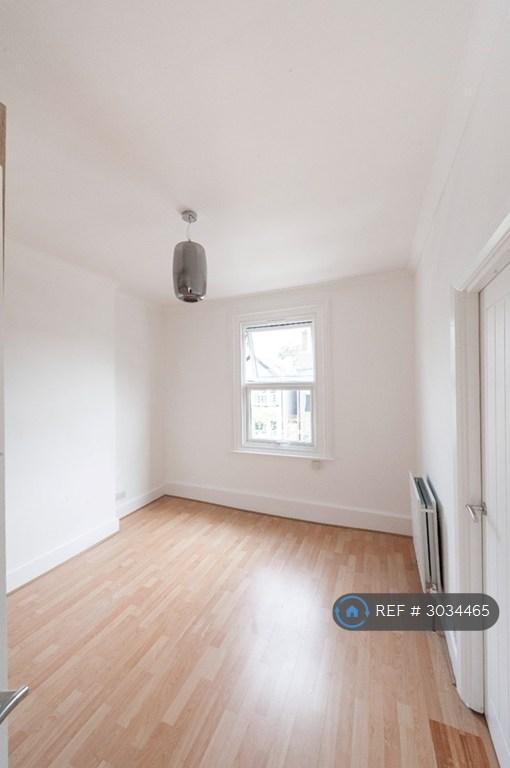 Apartment in Worcester Park - More