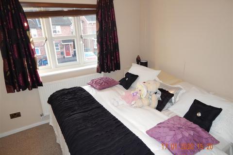 2 bedroom terraced house to rent, Terrys Close, Redditch
