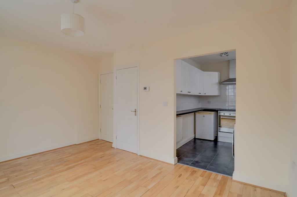 Apartment in Cambridge, Petersfield - View 3