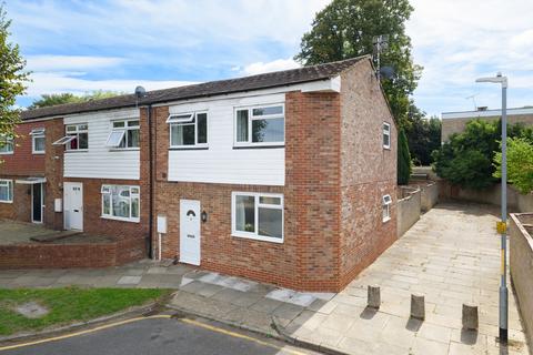 4 bed terraced house for rent in Teddington Close