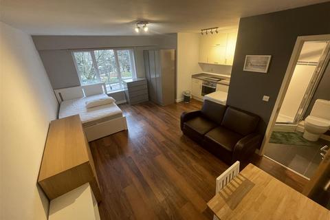 Studio to rent, Heritage Avenue, London NW9