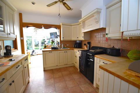 3 bedroom chalet for sale, Oak Road, Rochford