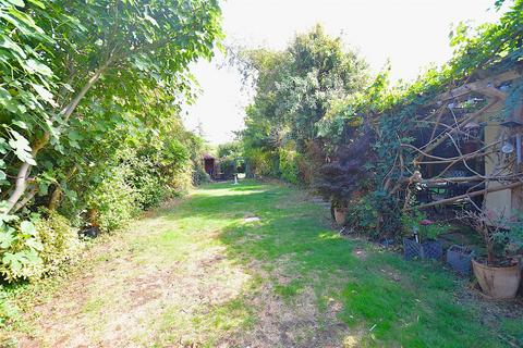 3 bedroom chalet for sale, Oak Road, Rochford
