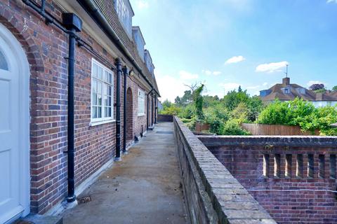 2 bedroom flat for sale, Falloden Way, London NW11