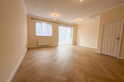 3 bedroom detached house to rent, Ivybridge Close, Uxbridge, UB8