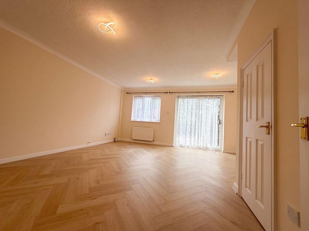 House in Uxbridge - More