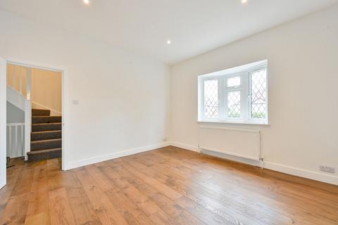3 bedroom flat to rent, Malden Road, Worcester Park, KT4