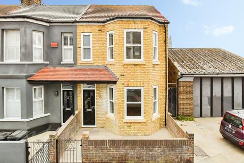 4 bed terraced house for rent in Crescent Road Margate CT9