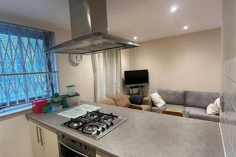 1 bedroom in a house share to rent, Baker Street, London NW8