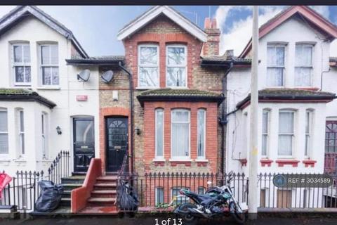 4 bed terraced house for rent in Park Lane, Margate, CT9
