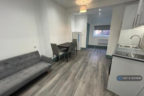 Studio to rent, Watford Way, London, NW4