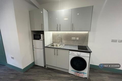 Studio to rent, Watford Way, London, NW4