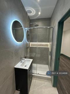 Studio to rent, Watford Way, London, NW4