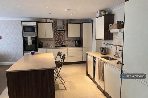3 bedroom flat to rent, London View House, Ickenham, UB10