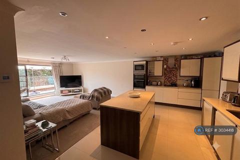 3 bedroom flat to rent, London View House, Ickenham, UB10