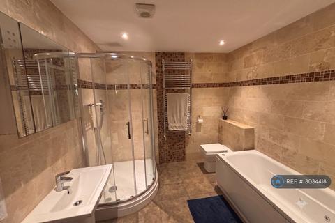 3 bedroom flat to rent, London View House, Ickenham, UB10
