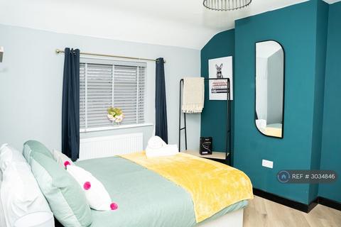 2 bedroom end of terrace house to rent, Wykebeck Mount, Leeds, LS9
