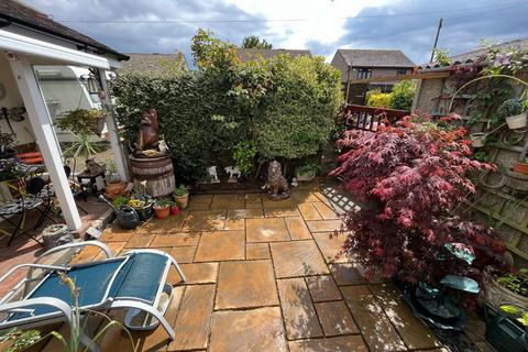 2 bedroom detached bungalow to rent, Northmere Road, Poole