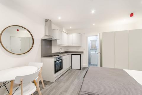 Studio to rent, Finborough Road, Chelsea, London, SW10