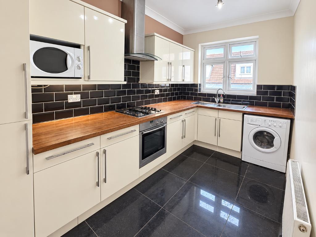Apartment in Hornchurch - View 3