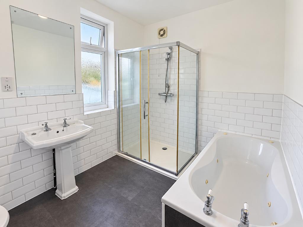 Apartment in Hornchurch - View 4