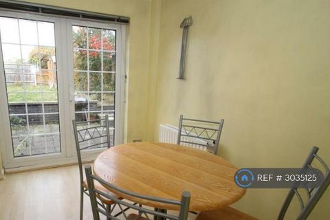 3 bedroom end of terrace house to rent, Grove End, London, E18