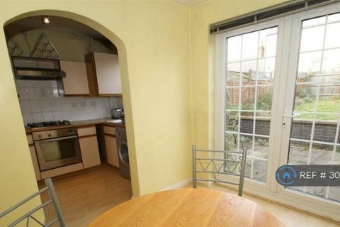 3 bedroom end of terrace house to rent, Grove End, London, E18