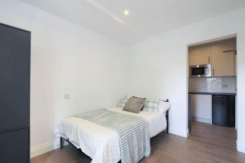 1 bedroom in a house share to rent, Mount Park Crescent, Ealing W5