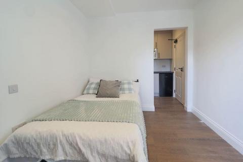 1 bedroom in a house share to rent, Mount Park Crescent, Ealing W5