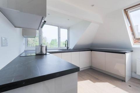 1 bedroom in a house share to rent, Mount Park Crescent, Ealing W5