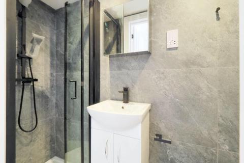 1 bedroom in a house share to rent, Mount Park Crescent, Ealing W5
