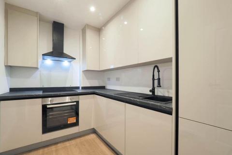 1 bedroom in a house share to rent, Mount Park Crescent, Ealing W5