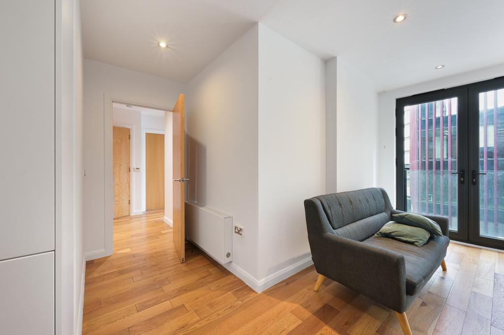 Apartment in London, St Olave's Estate, The Borough - View 2
