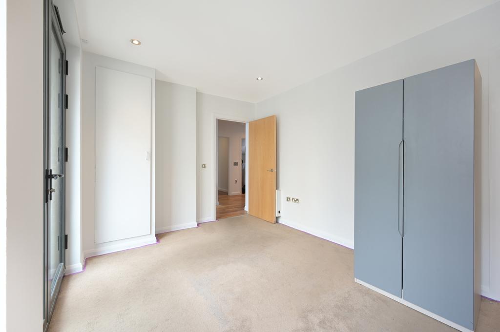Apartment in London, St Olave's Estate, The Borough - View 3