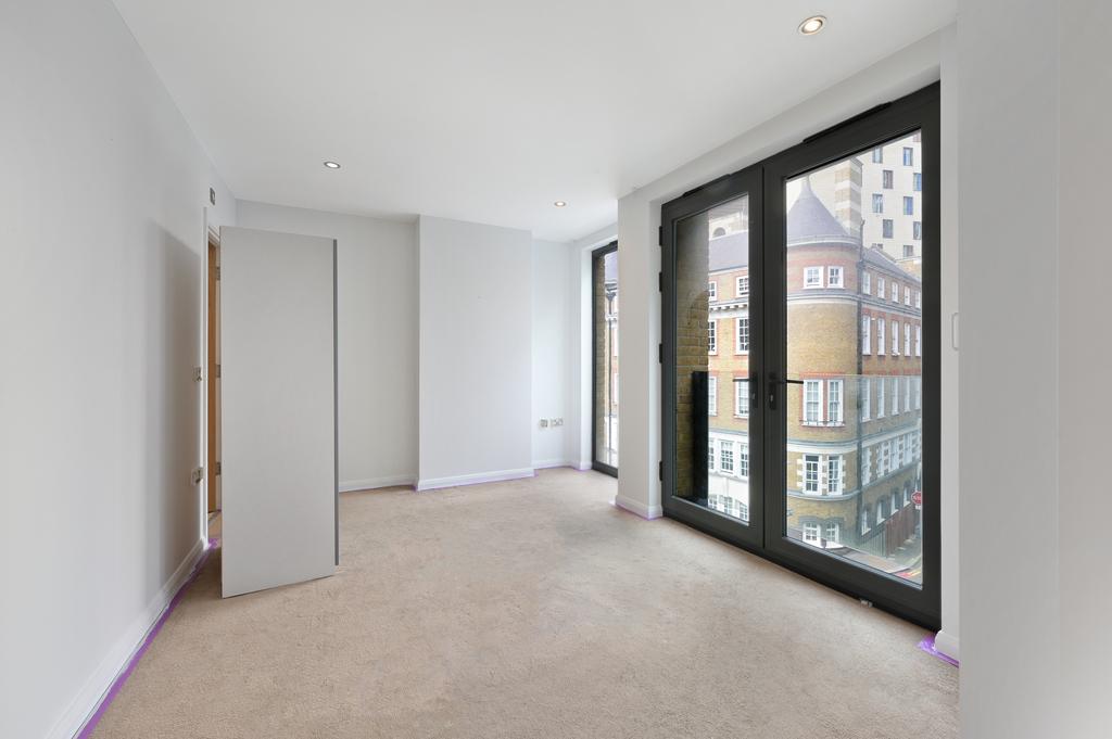 Apartment in London, St Olave's Estate, The Borough - View 4